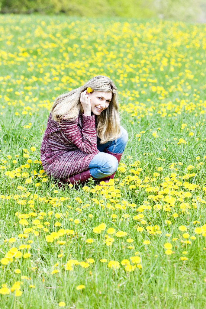 春天草地上坐的女人