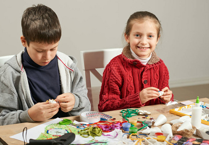 儿童为新年假期做装饰品。水彩画。顶部视图。艺术品工作场所与创意配件