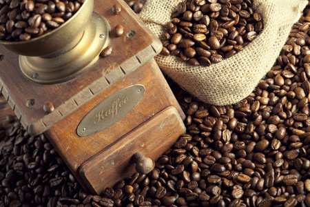 咖啡豆和咖啡研磨机