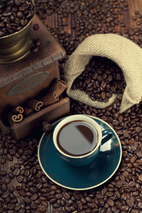 杯咖啡 咖啡豆和旧磨床