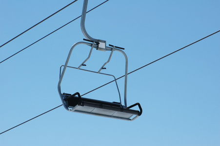 在明亮的冬日滑雪升降椅