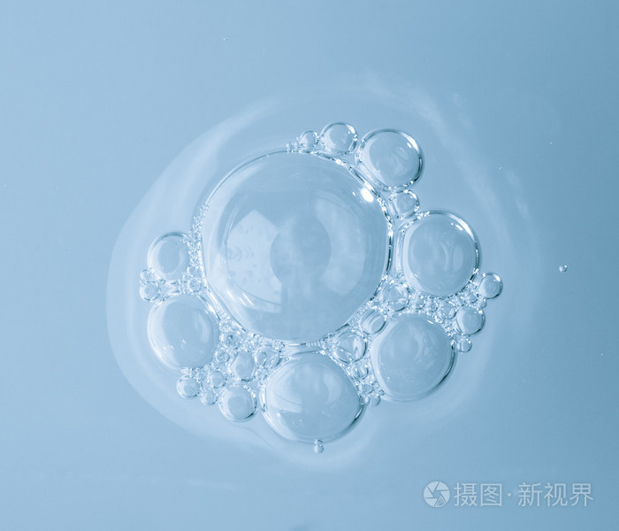 组的水面上的肥皂泡沫照片 正版商用图片0b8t9b 摄图新视界 组的水面上的肥皂泡沫照片 正版商用图片0b8t9b 摄图新视界