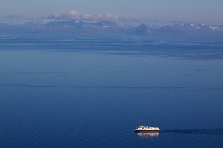 巡航船在挪威海岸