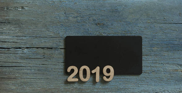 最热门看法2019新年词在黑板在木背景上