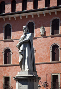 但丁神曲在维罗纳的雕像
