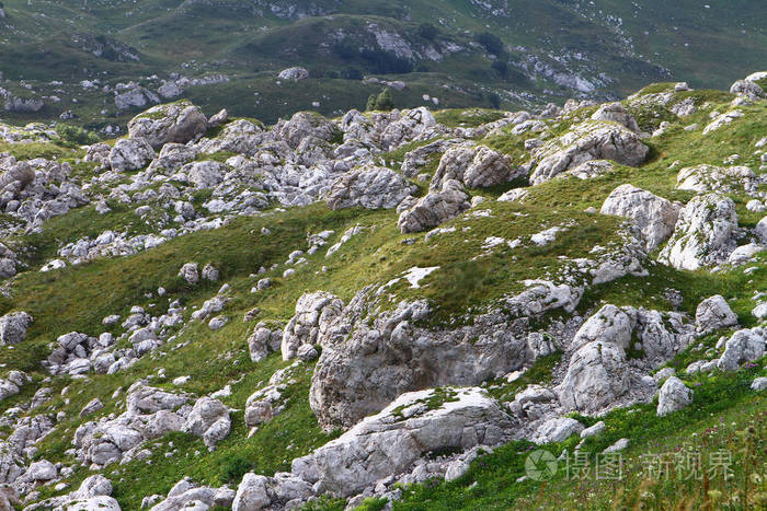 山坡上有很多大石头自然纹理照片