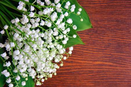 凛谷涩铃兰在木板上的花束照片