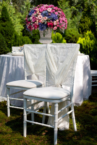 椅子在花园里的婚礼