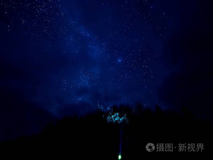 星星在树梢上的足迹乌云密布的夜空俄罗斯阿尔汉格尔斯克地区ken