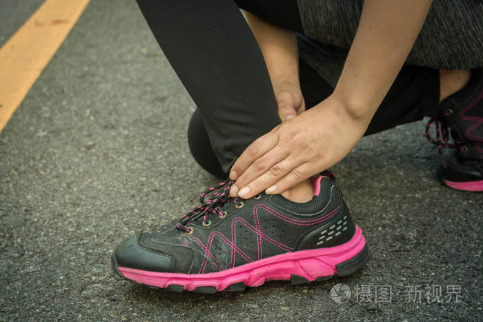 年轻女性意外脚踝扭伤从运行