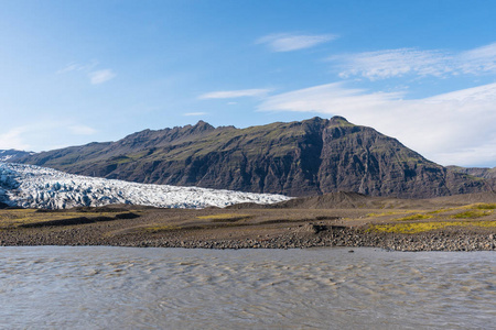 河 Holmsa, 冰川 Flaajokull 并且山和 Flafjall 山在夏天天在南冰岛