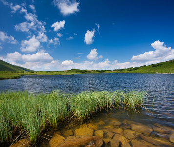 在山谷中湖