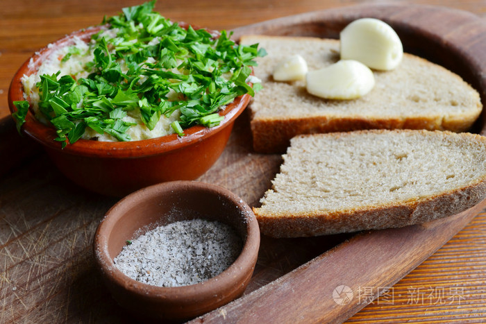 传统的乌克兰小吃用做的黑面包, 大蒜, 打顶的猪油和欧芹