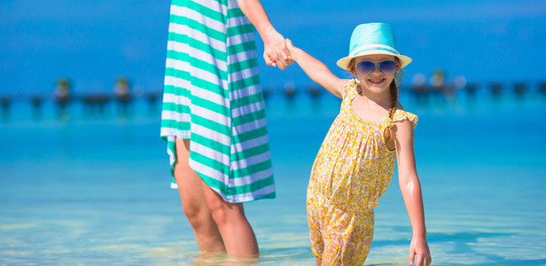 母亲和女儿在热带海滩享受的时间