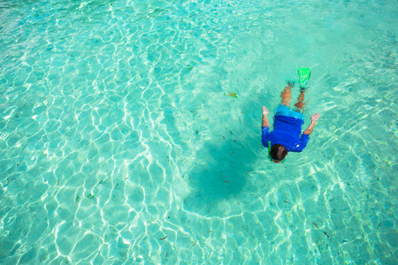年轻人明确热带碧蓝的海水中浮潜