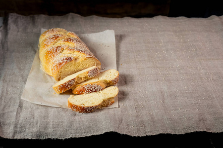 新鲜切片 challah 犹太面包在纸上的亚麻布