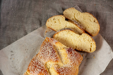 新鲜切片 challah 犹太面包在纸上的亚麻布