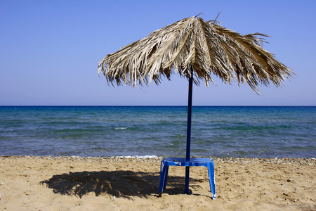 在海滩上的太阳伞