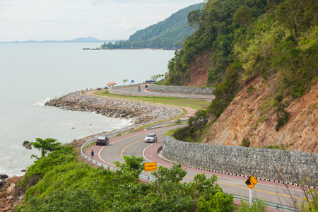 在海边的道路上驾驶