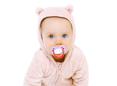 可爱的宝贝,与奶嘴上白色的酒泉的特写肖像插画