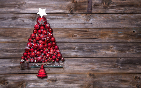 圣诞树上的木制背景上的红球