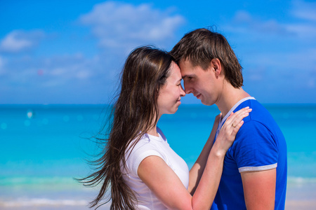 地处热带的海滩上享受暑假的快乐年轻夫妇