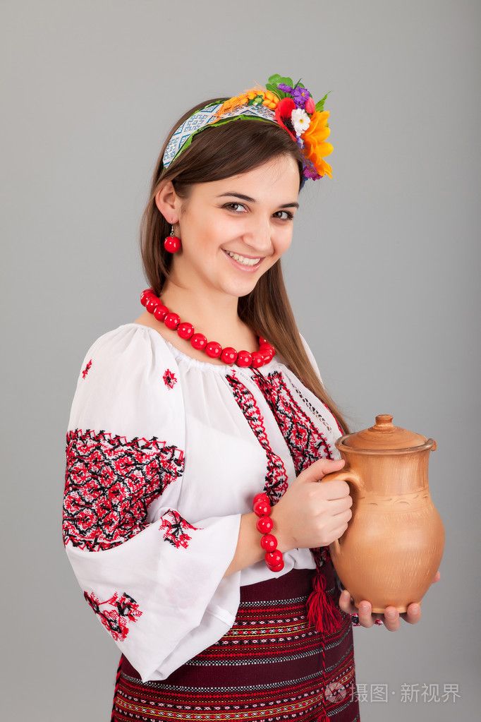 女人穿乌克兰民族服饰