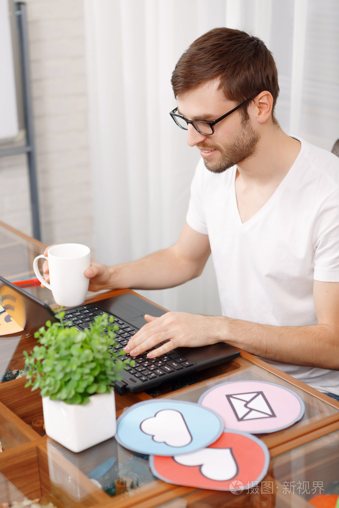 一个年轻的程序员工作的肖像