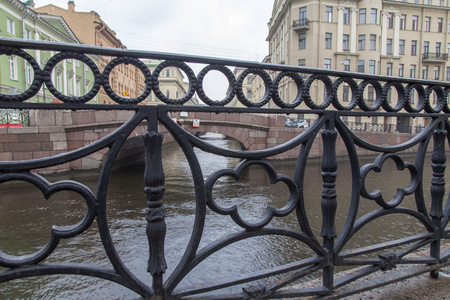 圣彼得堡，俄罗斯，在 2014 年 11 月 3 日。这座桥装饰格子的片段