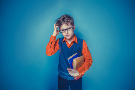 十年专心思考的眼镜在欧洲看小男孩照片