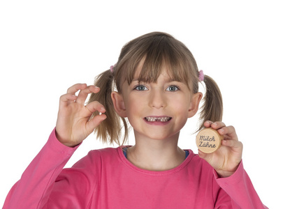 差距齿的鬼脸微笑着的年轻女孩,表现出她第一次掉牙的照片