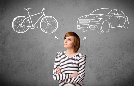 自行车和汽车之间作一选择的女人