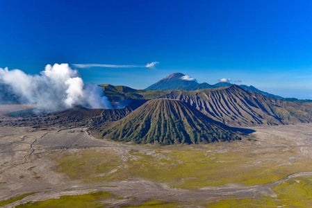 位于印尼最著名的火山爪哇