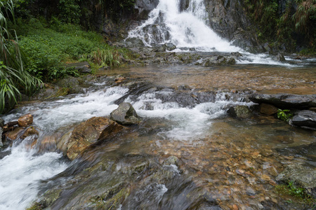 热带雨林山瀑布鸟瞰图