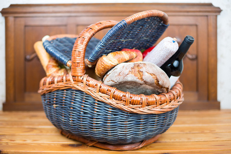 野餐篮与羊角面包 面包 苹果 香肠和酒