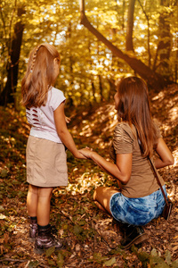 年轻女人和女孩在森林里
