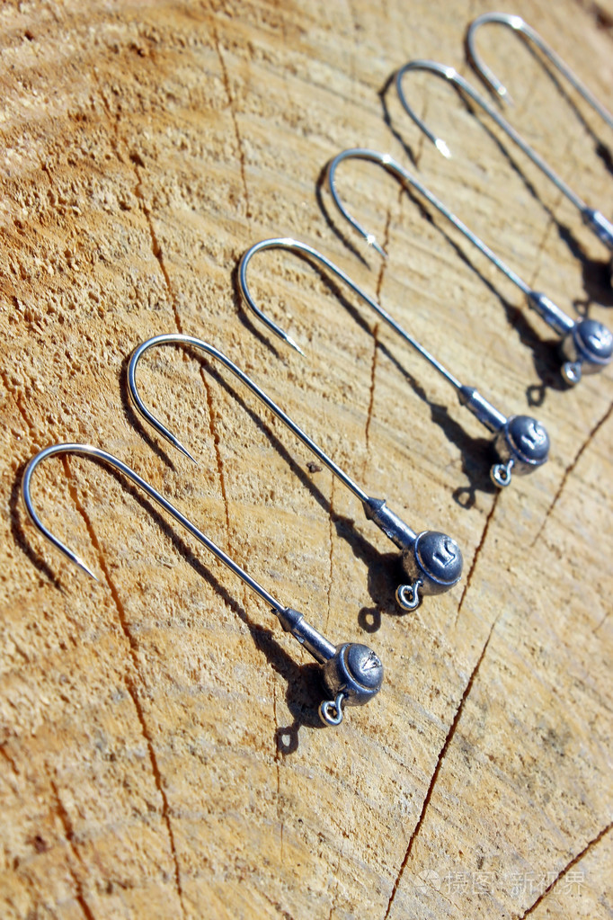 木制背景上钓鱼钩