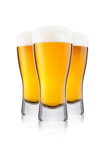白色背景的泡沫和露水的啤酒的冷典雅的玻璃杯