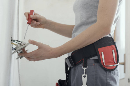 专业女电工在家用螺丝刀固定插座, 家居装修理念