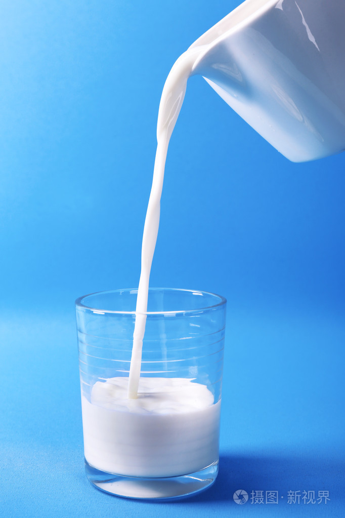 倒牛奶在玻璃照片-正版商用图片0b9xb2-摄图新视界