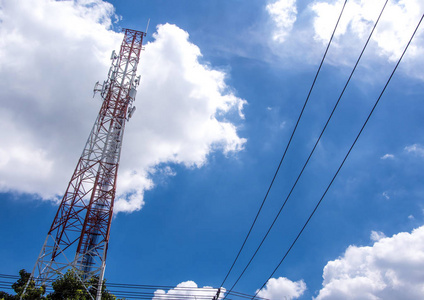 高层钢结构塔与蓝天白云的通信设备
