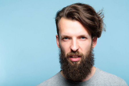 轻蔑轻蔑傲慢的样子傲慢的男人插画