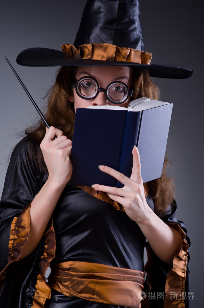 在可怕的万圣节概念巫婆