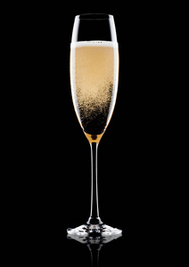 典雅的黄色香槟杯, 带有反射的黑色背景气泡