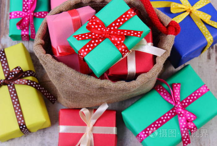 在黄麻袋中为圣诞节生日或其他庆祝活动提供丰富多彩的礼物