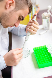 男性科学家和化学家检查样品和疾病的特殊实验室的化学成分