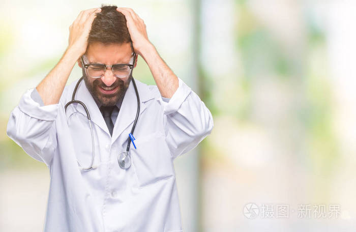 成人西班牙裔医生的人在孤立的背景下患有头痛绝望和压力, 因为疼痛和偏头痛。手在头上