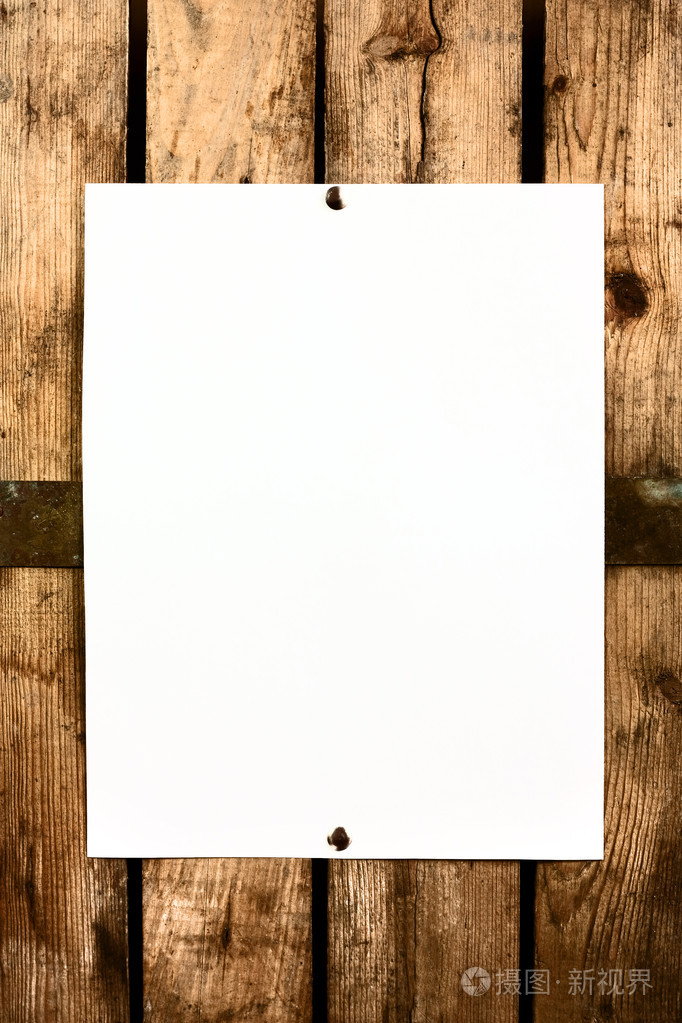 木墙上的空白纸张