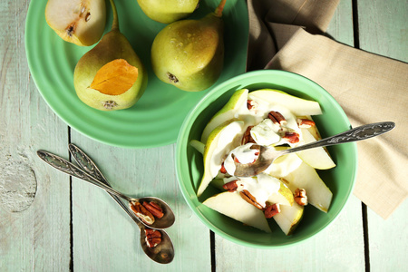 用梨和新鲜的梨，木制的桌子上的美味甜点