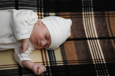 刚出生的婴儿躺在毯子上图片